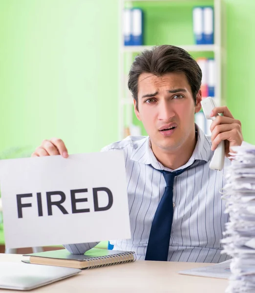 Uomo d'affari che ha problemi con i documenti e il carico di lavoro — Foto Stock