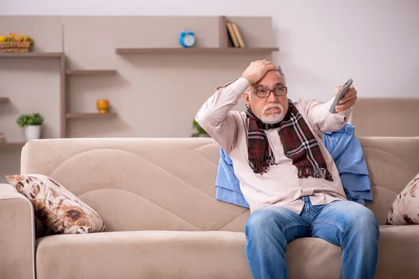 Starý muž trpí doma — Stock fotografie
