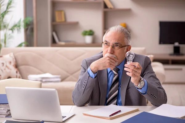 Old male employee in happy idea concept during pandemic — Stock Photo, Image