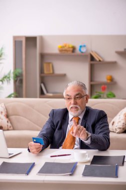 Salgın sırasında evde çalışan yaşlı bir erkek işçi.