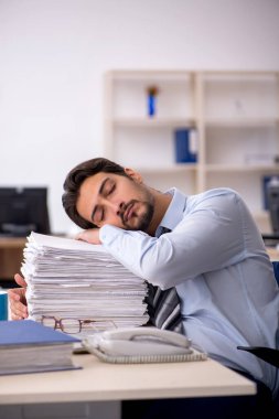 Ofiste çalışan genç bir erkek.