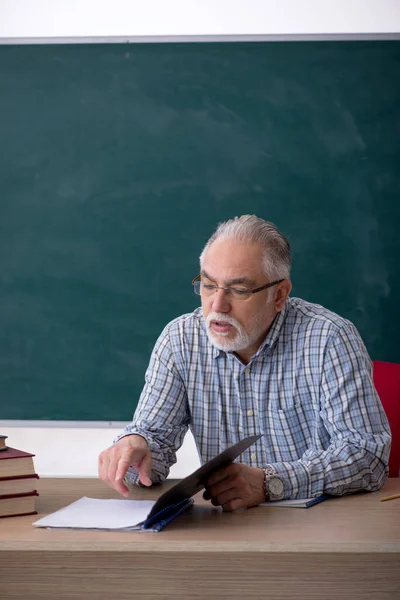 Oude mannelijke leraar in de klas — Stockfoto