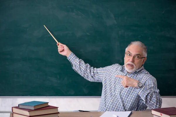 Viejo profesor en el aula — Foto de Stock