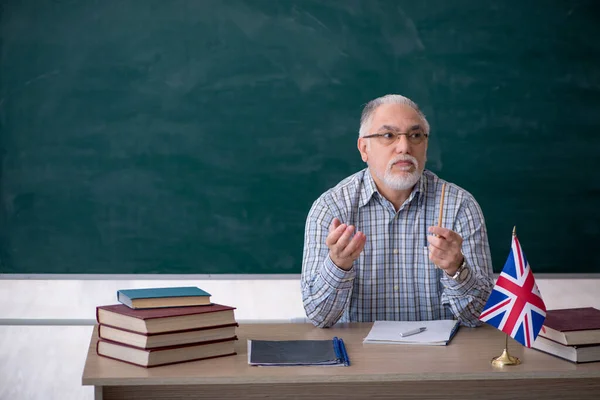 Stary nauczyciel języka angielskiego w klasie — Zdjęcie stockowe