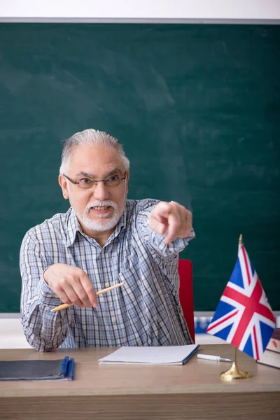 Oude leraar Engels in de klas — Stockfoto