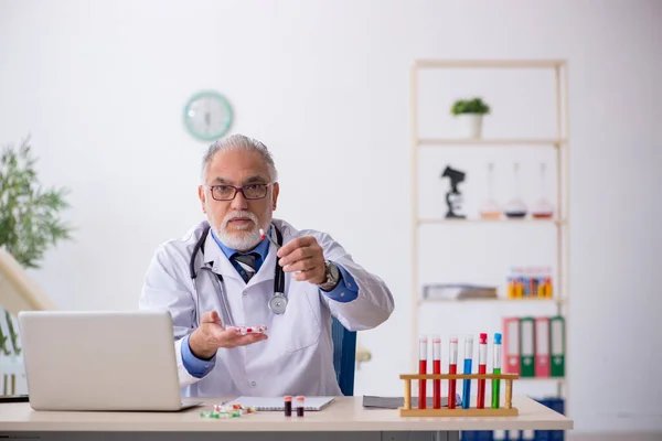 Oude mannelijke arts apotheker werkzaam in het lab — Stockfoto