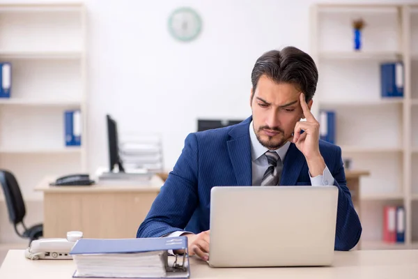 Jeune employé masculin travaillant au bureau — Photo