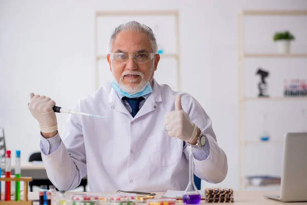 마약 합성 개념 의연로 한 남성 화학자 — 스톡 사진