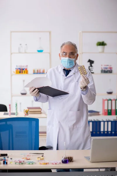 Vecchio chimico maschile nel concetto di sintesi dei farmaci — Foto Stock