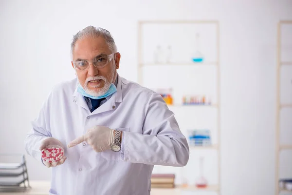 Vecchio chimico maschile nel concetto di sintesi dei farmaci — Foto Stock