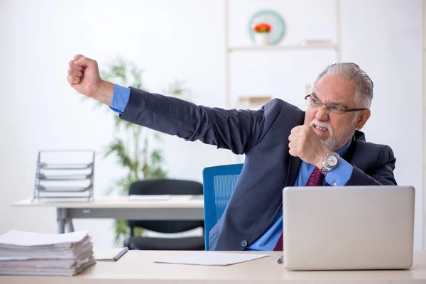 Ancien employé masculin travaillant dans le bureau — Photo