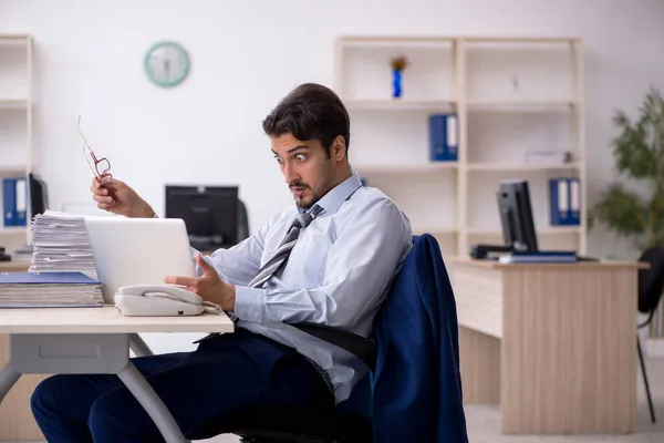 Joven empleado masculino que trabaja en la oficina — Foto de Stock