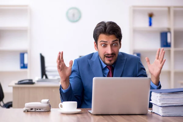 Junge männliche Angestellte im Büro — Stockfoto