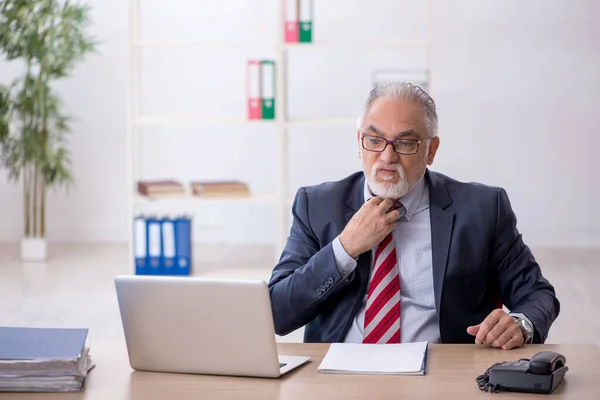 Gammal manlig anställd på kontoret — Stockfoto