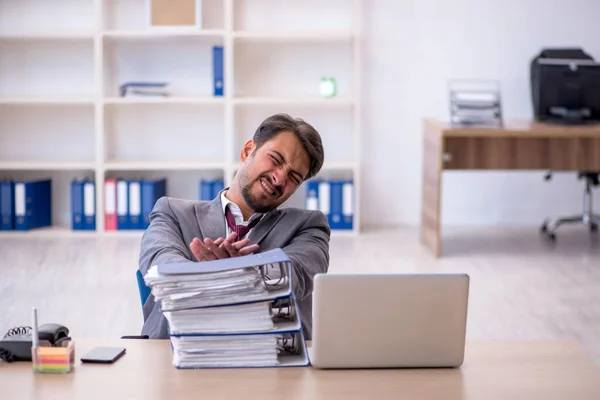 Joven empleado masculino que trabaja en la oficina — Foto de Stock