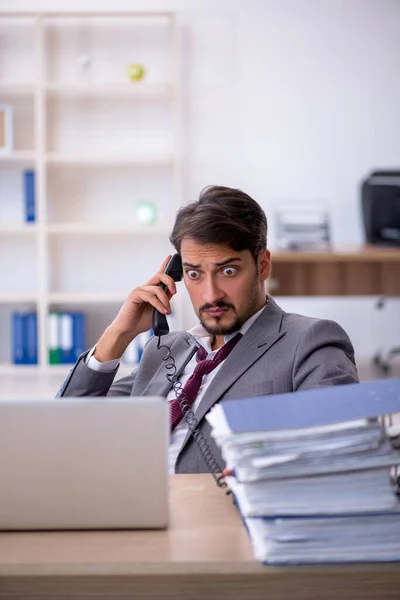 Jeune employé masculin travaillant au bureau — Photo