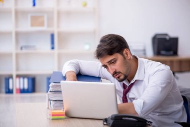 Ofiste çalışan genç bir erkek.