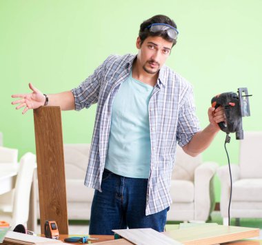 Atölyesinde çalışan marangoz.