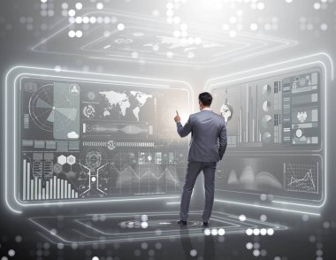 Veri madenciliğinde sanal düğmeye basan adam