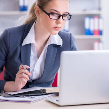 Ofisteki masasında çalışan iş kadını.