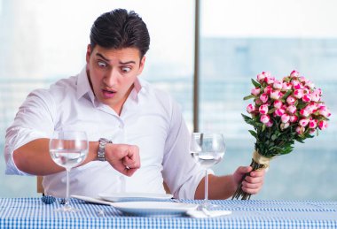 Yakışıklı, yalnız bir adam. RestarAunt 'da randevuda.