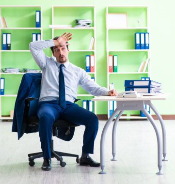 Çalışanlar işte mola sırasında egzersiz yapıyorlar.