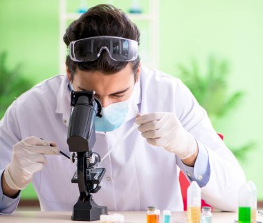 Laboratuvarda çalışan bir kimyager.