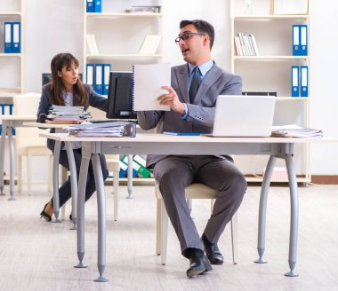 Ofiste çalışan kadın ve erkek.