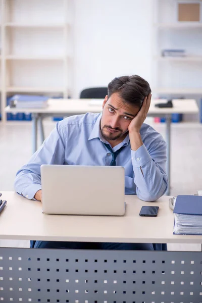 Jeune employé masculin travaillant au bureau — Photo