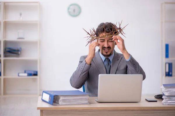 Young male employee wearing prickly wreath on head — Stock Photo, Image