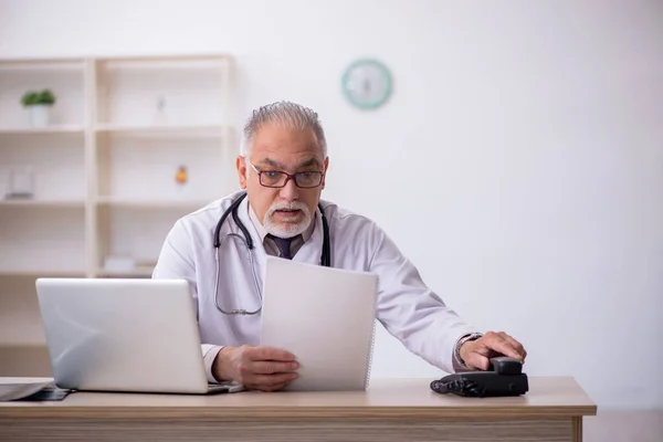 Alte männliche Ärztin arbeitet im Krankenhaus — Stockfoto