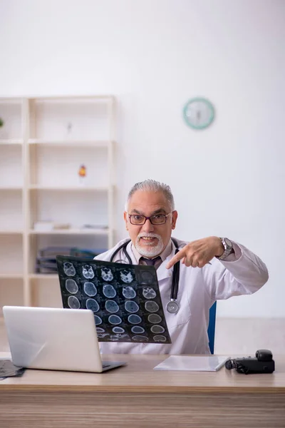 Velho médico radiologista do sexo masculino trabalhando no hospital — Fotografia de Stock