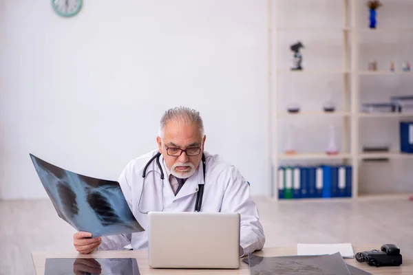 Stary lekarz radiolog pracujący w szpitalu. — Zdjęcie stockowe