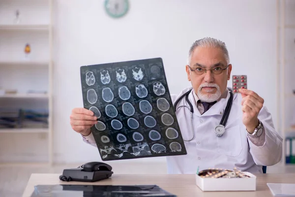 Oude mannelijke arts radioloog werkt in het ziekenhuis — Stockfoto