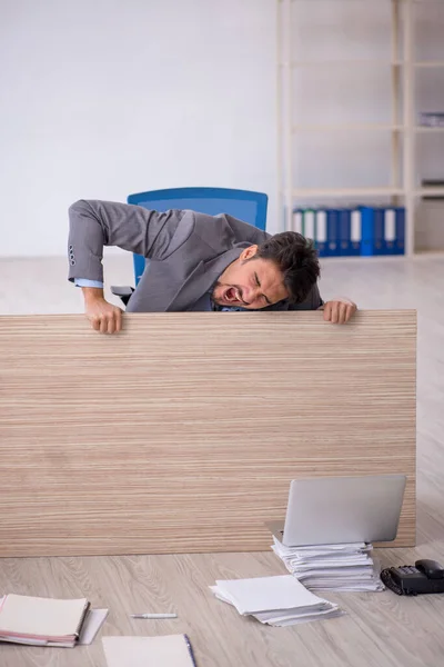 Giovane dipendente maschio che fa gli straordinari in ufficio — Foto Stock
