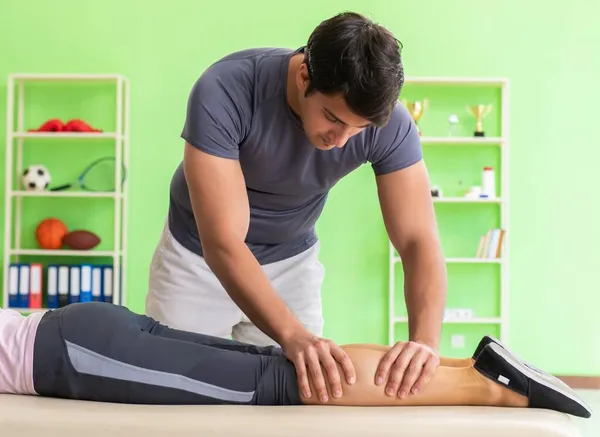 Jovem médico quiroprático massageando paciente — Fotografia de Stock