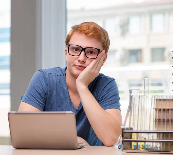 Jovem estudante se preparando para os exames escolares — Fotografia de Stock