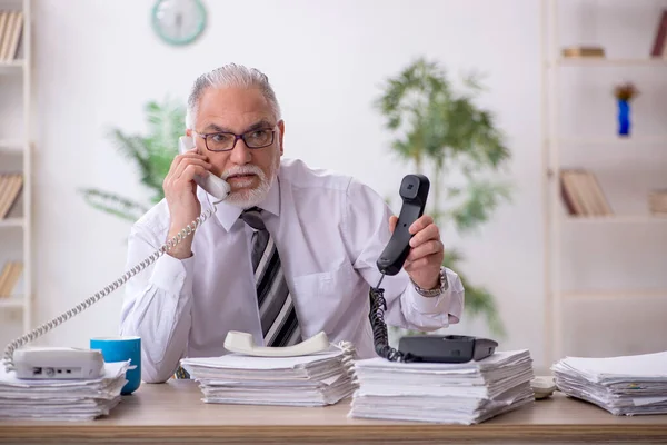 Alte männliche Angestellte und zu viel Arbeit im Büro — Stockfoto