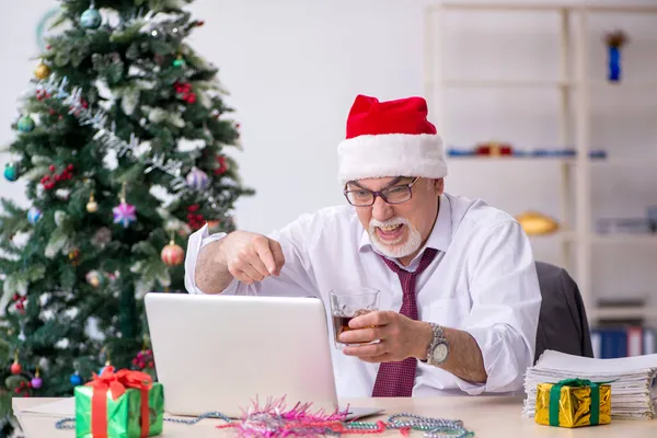 Empleado varón envejecido celebrando Navidad en el lugar de trabajo —  Fotos de Stock