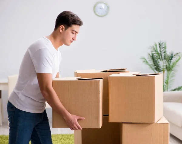Hombre joven moviendo cajas en casa —  Fotos de Stock