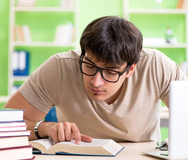 Estudiante preparándose para exámenes universitarios — Foto de Stock