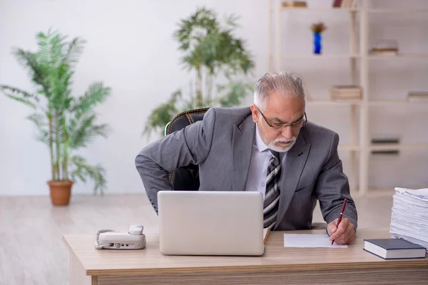 늙은 남성 고용인 과 사무실에서 너무 많은 일을 하는 사람 — 스톡 사진