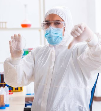 Laboratuvarda kimyasallar üzerinde çalışan genç bir kimyager.