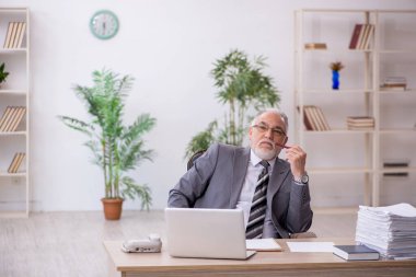 Eski erkek çalışanım ve ofiste çok işim var.