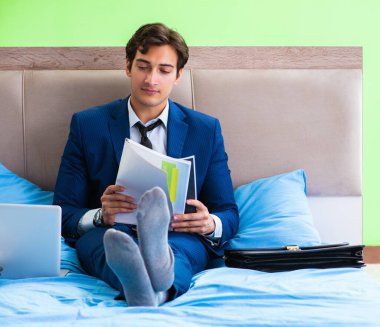 Otel odasında çalışan bir iş adamı.