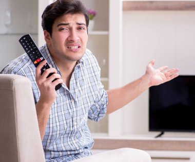 Bozuk televizyonu tamir etmeye çalışan adam