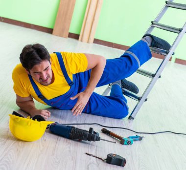 İş yerinde yaralı bir işçi var.