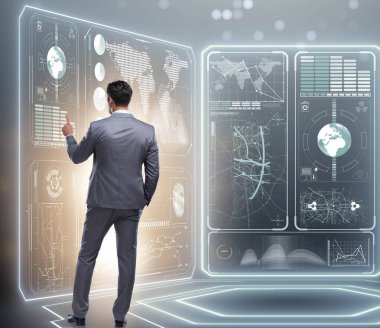 Veri madenciliğinde sanal düğmeye basan adam