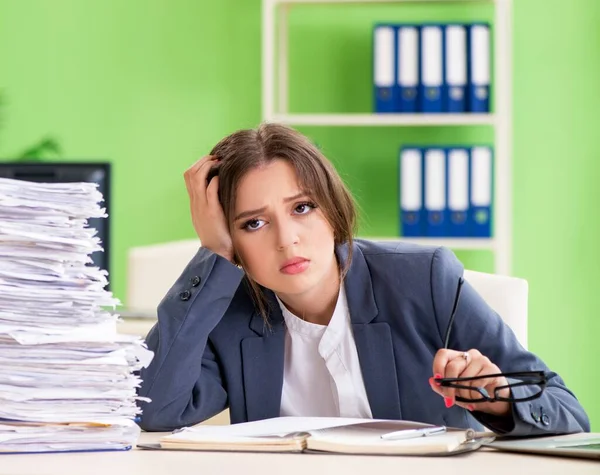 Jeune employée très occupée par la paperasserie en cours — Photo