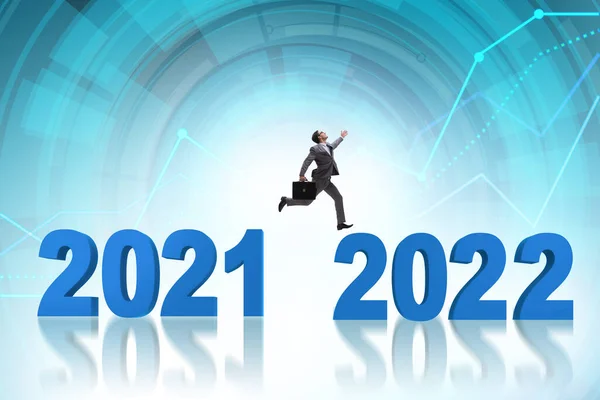 Zakenman springt van jaar 2021 naar 2022 — Stockfoto